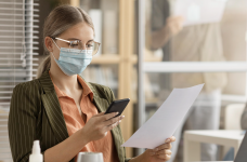 Киевлянам рекомендуют вернуться к масочному режиму