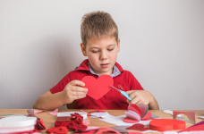 Вырезание для самых маленьких: развиваем моторику