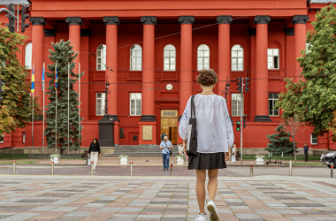 Средняя стоимость обучения на бакалавра 