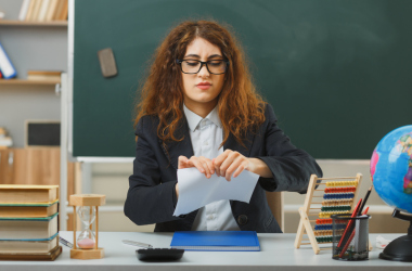 Стоит ли наказывать учителей-буллеров снижением категории?