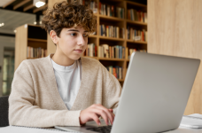 Абитуриентам за границей следует не тянуть с регистрацией на НМТ