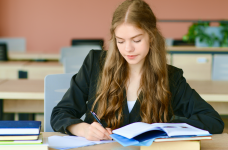 Меньше 20% выпускников педагогических вузов идут в профессию