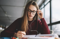 Кабмин возобновил гранты для поддержки научных исследований