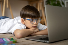 Украинские школьники получат 5 тысяч ноутбуков от правительства ОАЭ