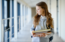 МОН планирует предоставлять школам за границей свой контент и нарратив