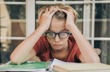 На фоне нестабильных эмоций у детей снижается мотивация к обучению