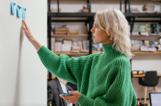 МОН ждет от Минфина средств на индексацию зарплат учителей