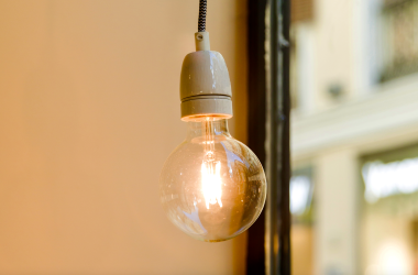 В МОН заявили, что 50% школ может обеспечить себя электричеством