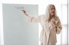 Как лучше поздравить учителя с его днем рождения: идеи и советы