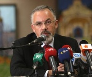 Почему мы должны платить из государственной казны из-за разгильдяя, - Д.Табачник