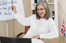 Сертификацию педагогов в 2025 году распространят на учителей английского