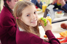 Бесплатное питание для учеников 1-4 классов продолжат в 2025 году