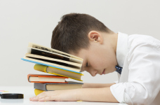 Стоит ли оставлять не успевающих учеников на второй год обучения?