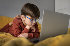 Почти 70% детей проводят в сети более 3 часов в день