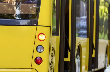 Школьный автобус должен перевозить 65 учеников каждый день, – расчеты КМУ