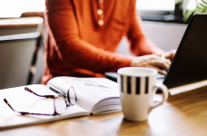 Педагоги просят правительство увеличить зарплату до 1000–1500 долларов