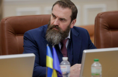 Министр Лесовой пообещал реагировать на уменьшение доплат учителям