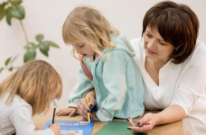 Правительство не будет повышать зарплаты воспитателям детсадов