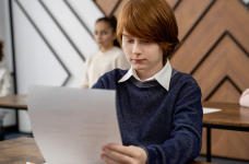 Более трети украинцев считают, что в школах должен изучаться русский язык