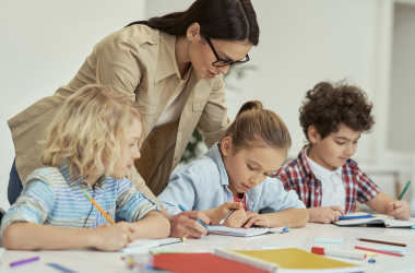 КМУ увеличил тарифные разряды для педагогов дошкольного образования