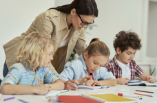 КМУ увеличил тарифные разряды для педагогов дошкольного образования