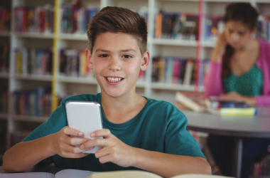 Запрещать ученикам смартфоны некстати из-за неопределенности закона, – омбудсмен 