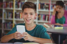 Запрещать ученикам смартфоны некстати из-за неопределенности закона, – омбудсмен 