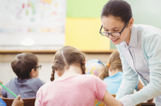 Образовательный омбудсмен отмечает необходимость выплаты учительской тысячи