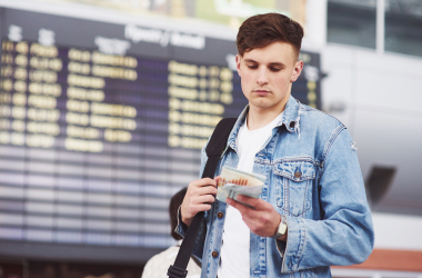 Зеленский предлагает повысить возрастной ценз для выезда за границу