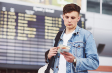 Зеленский предлагает повысить возрастной ценз для выезда за границу