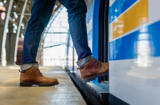 КМУ разрешил выезд за границу мужчинам в возрасте от 18 до 22 лет