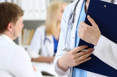 Учителя не должны оплачивать медосмотры за свой счет, – омбудсмен