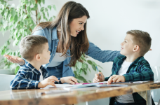 Правительство больше не влияет на размер зарплат воспитателей детсадов