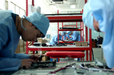 Эксперты посетили завод по производству интерактивных панелей «1-Vision»