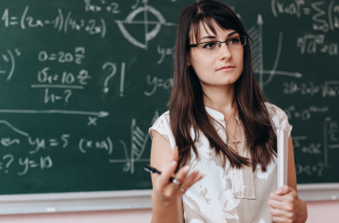 Повышения зарплат учителей до трех минимальных не будет, – нардеп Железняк