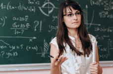 Повышения зарплат учителей до трех минимальных не будет, – нардеп Железняк