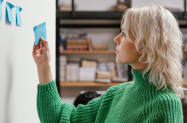 МОН планирует общаться с педагогами по модели оплаты труда