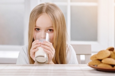 Почему безлактозное молоко становится популярным в школьном питании