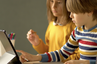 Почти в половине школ ученики работают на устаревших компьютерах