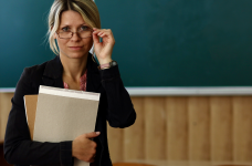 МОН поручили провести аудит выплат зарплат и надбавок учителям