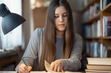 Средства программы «Деньги ходят за учителем» начали поступать педагогам